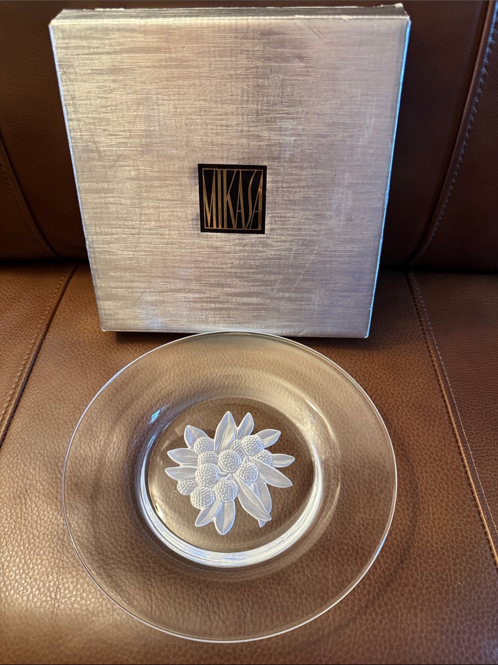 VTG ‘80s Mikasa Hoya clear crystal plate featuring frosted raised berry center